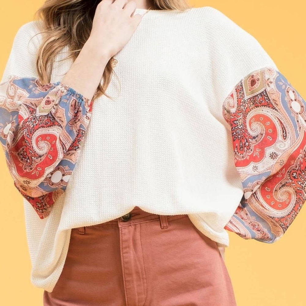 White top with paisley pattern balloon sleeves. Twist back. Great condition.